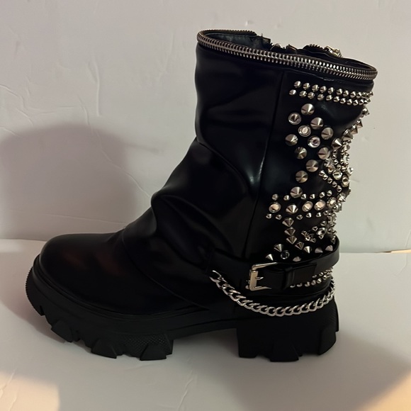 Azalea Wang black boots w/silver chains, faux rhinestones and studs, size 9 / 40 - Picture 5 of 16